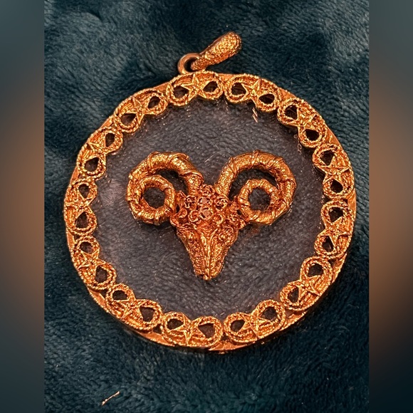 Jewelry - FASHION JEWELRY vintage gold pendant
